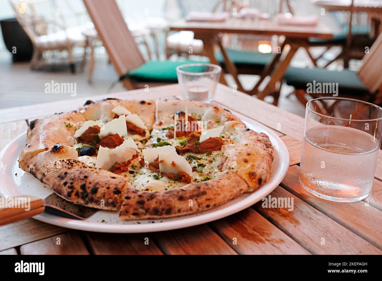 Eine moderne Pizza aus dem Holzofen von margherita auf einem Tisch im Freien – Abendessen unter freiem Himmel auf einer Dachterrasse im Stil eines italienischen Restaurants und einer Bar im napoli-Stil in Hongkong Stockfoto