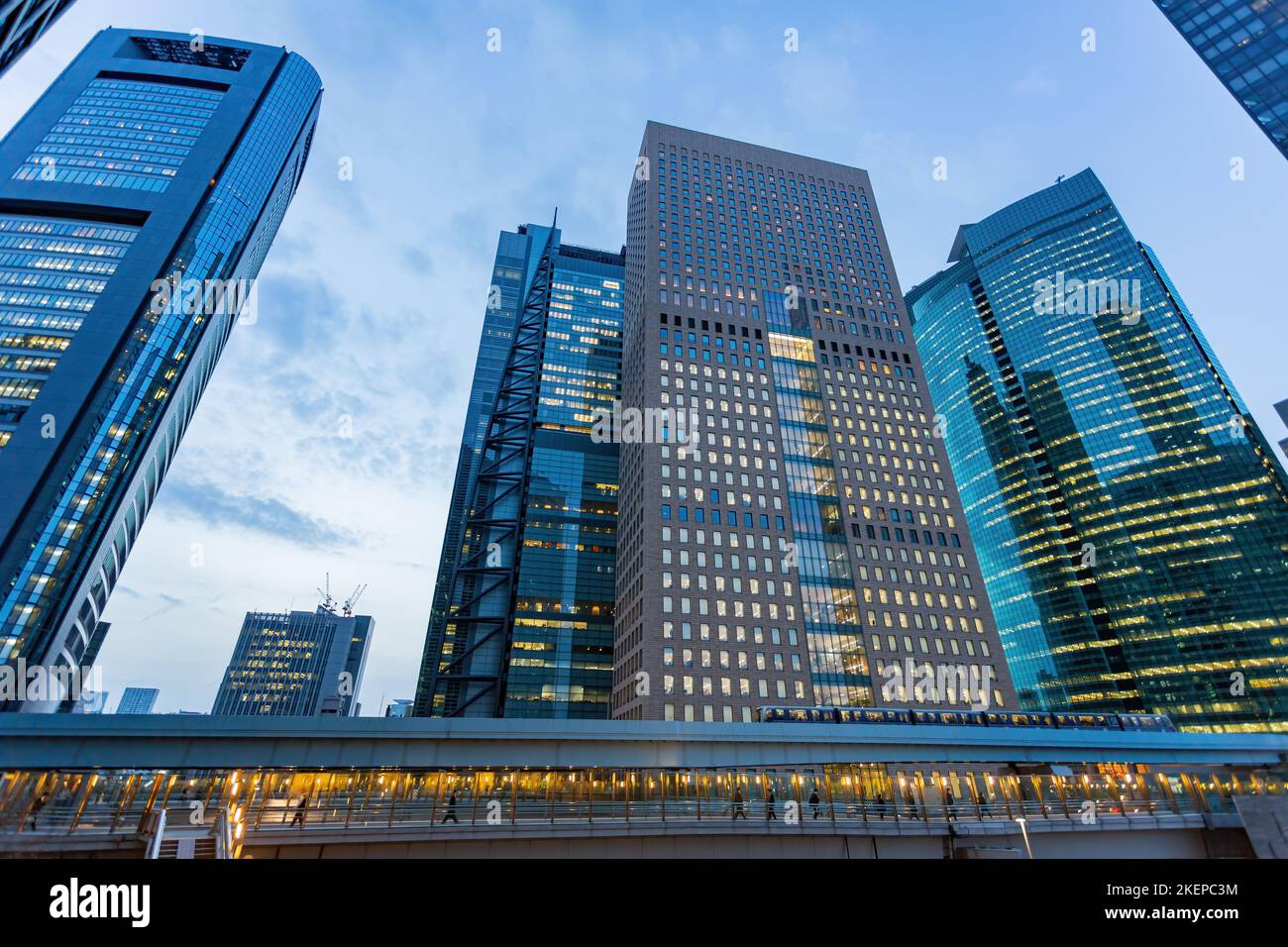 Tokio, APR 5 2013 - Nachtansicht des Büroturms bei Shiodome Stockfoto