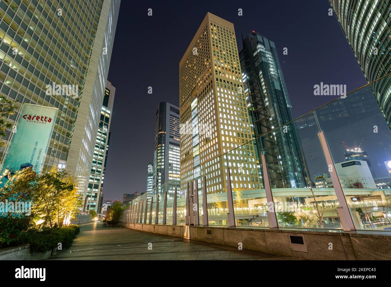 Tokio, APR 5 2013 - Nachtansicht des Büroturms bei Shiodome Stockfoto