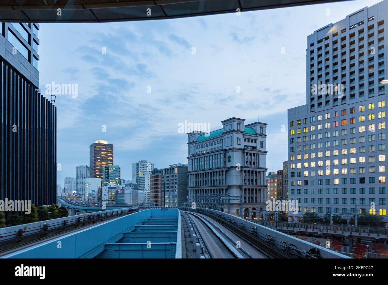 Tokio, APR 5 2013 - Nachtansicht des Büroturms bei Shiodome Stockfoto