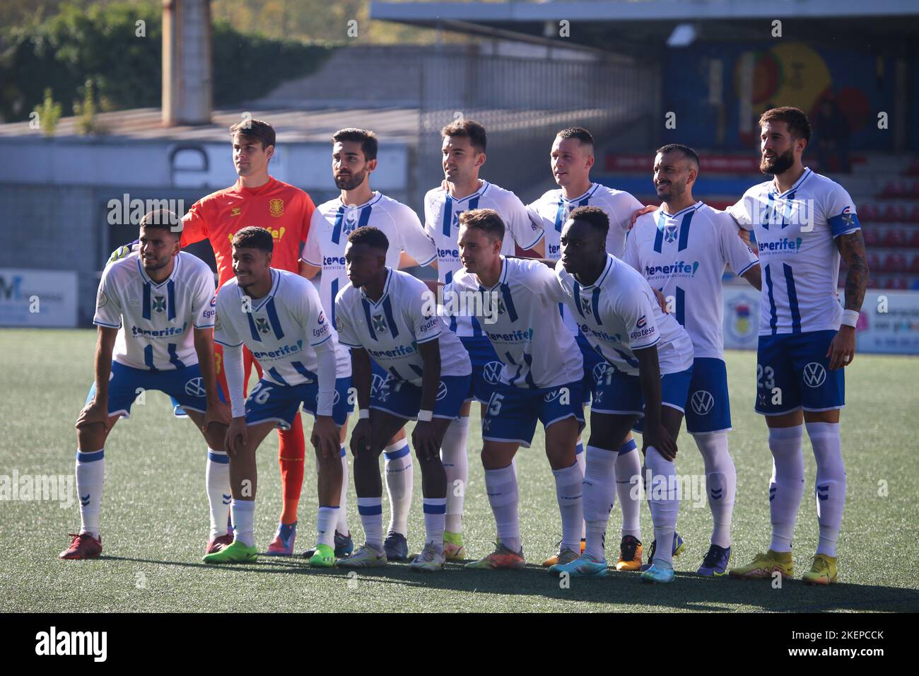 La Felguera, Spanien. 13.. November 2022. La Felguera, SPANIEN: Vor der ersten Runde der Copa de SM el Rey zwischen CD Lealtad und CD Teneriffa posieren CD-Spieler auf Teneriffa mit einem Sieg für die Besucher von 0-2 im Stadtstadion von Ganzabal in La Felguera, Spanien am 13. November 2022. (Foto von Alberto Brevers/Pacific Press/Sipa USA) Quelle: SIPA USA/Alamy Live News Stockfoto