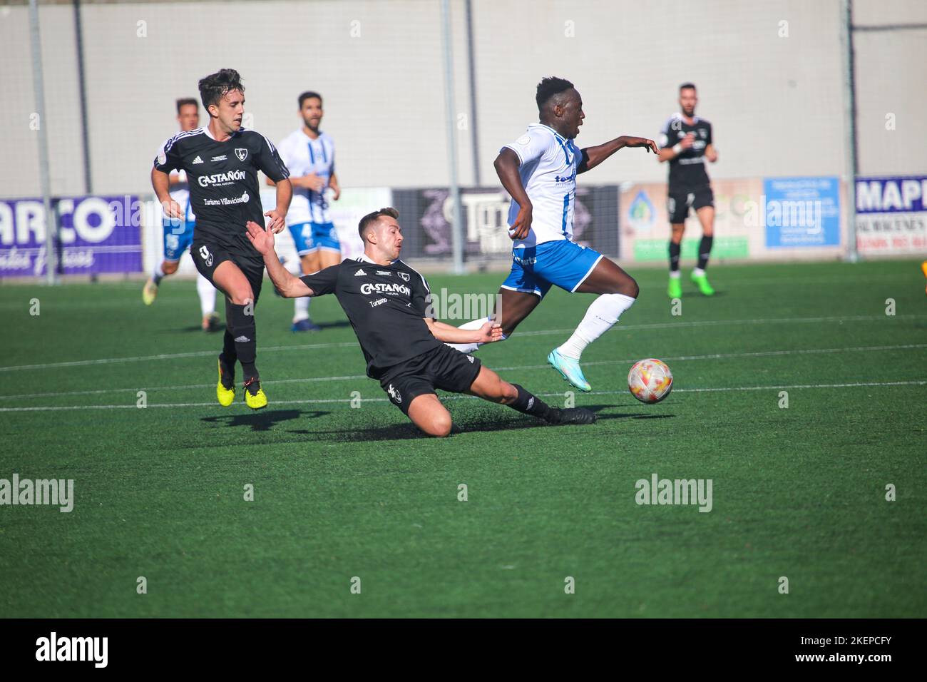La Felguera, Spanien. 13.. November 2022. La Felguera, SPANIEN: CD der Spieler Appiah (21, R) von Teneriffa fährt den Ball vor dem Tackle von Meana (8, L) Während der ersten Runde der Copa de SM el Rey zwischen CD Lealtad und CD Teneriffa mit einem Sieg für die Besucher von 0-2 im Städtischen Stadion von Ganzabal in La Felguera, Spanien am 13. November 2022. (Foto von Alberto Brevers/Pacific Press/Sipa USA) Quelle: SIPA USA/Alamy Live News Stockfoto