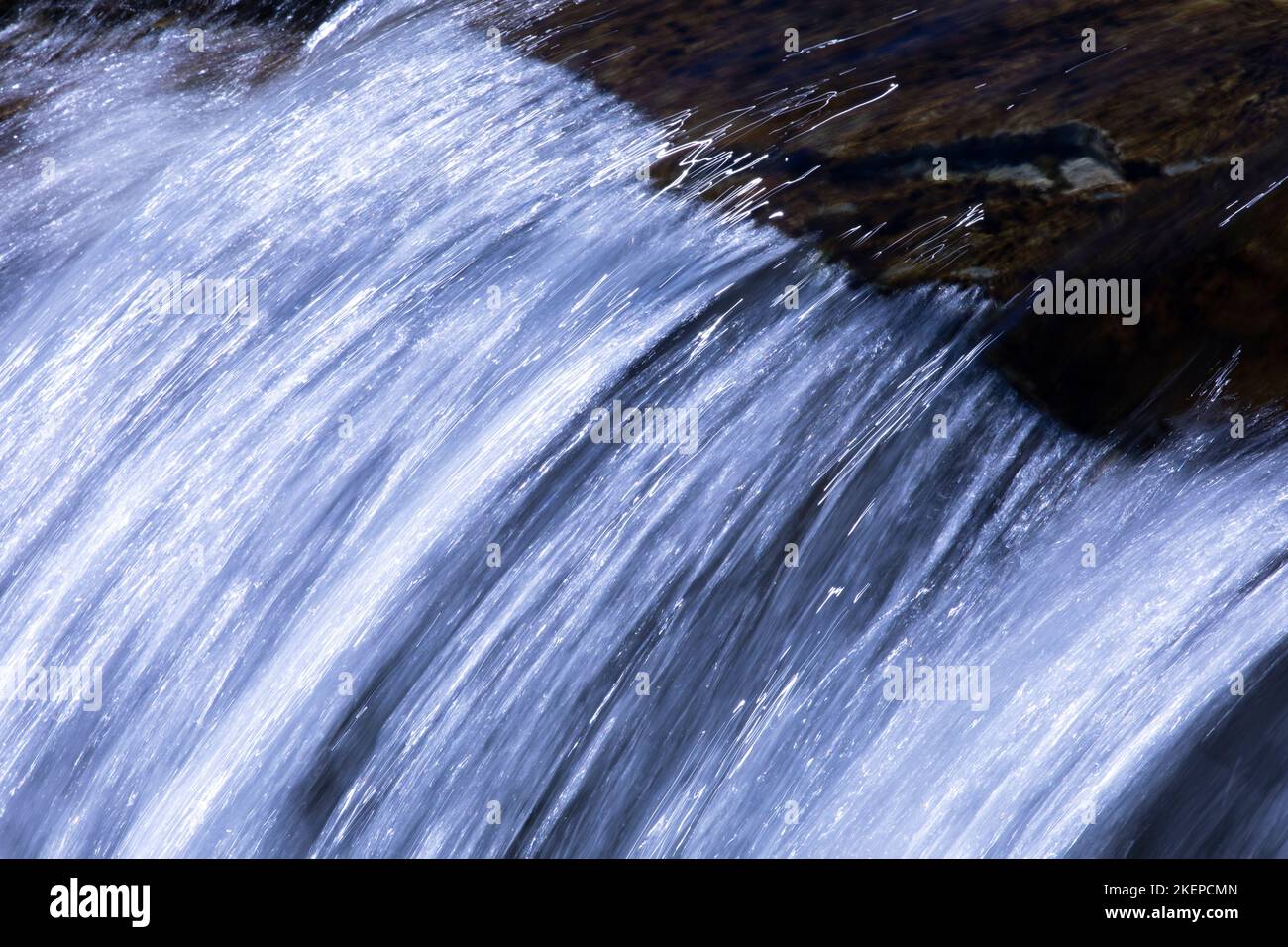 Minimalistische Natur in der Nähe des fallenden Wassers entlang des McDonald Creek auf dem Weg zur Sun Road im Glacier National Park in Montana. Platz in Licht oder kopieren Stockfoto