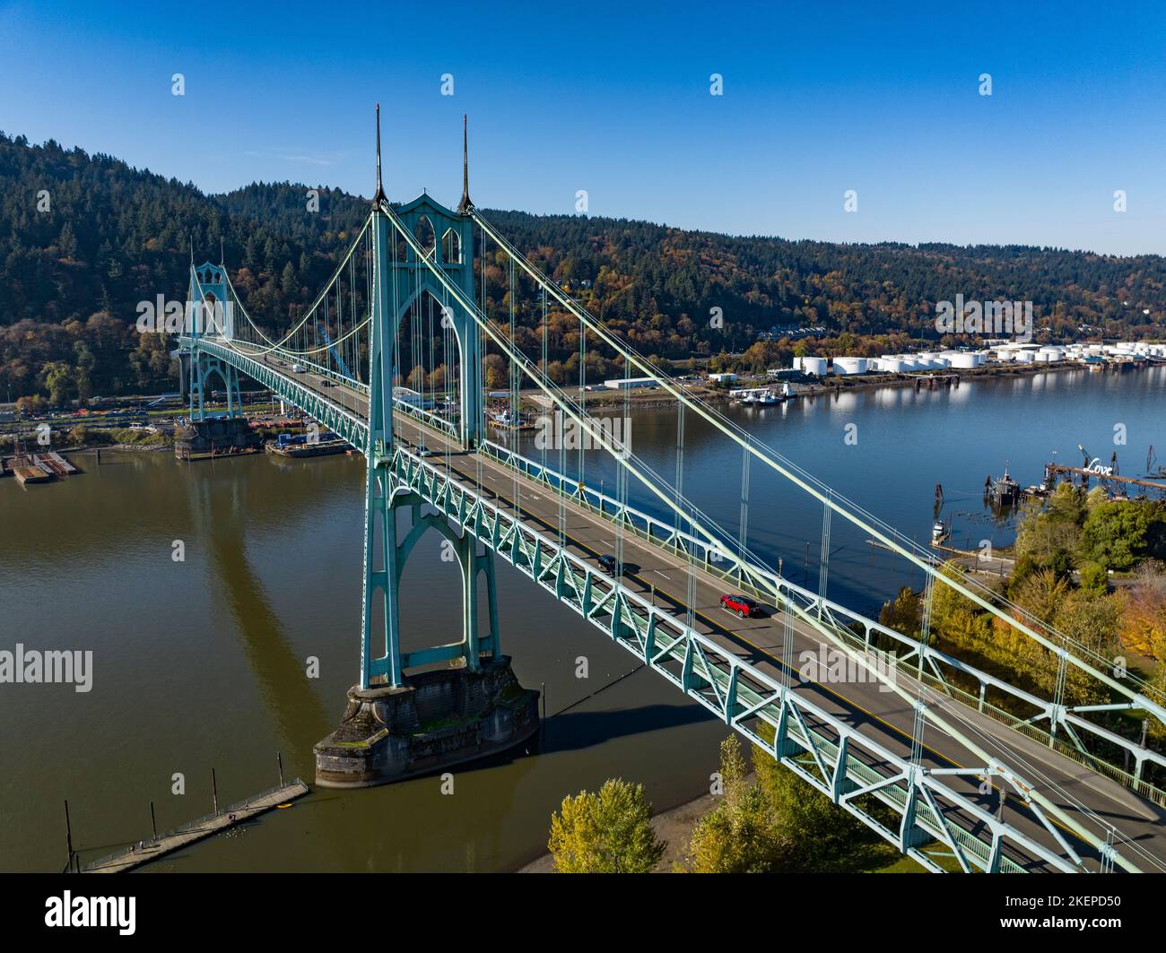 Das St. Johns Bridge ist eine Hängebrücke aus Stahl, die den Willamette River in Portland, Oregon, Stockfoto