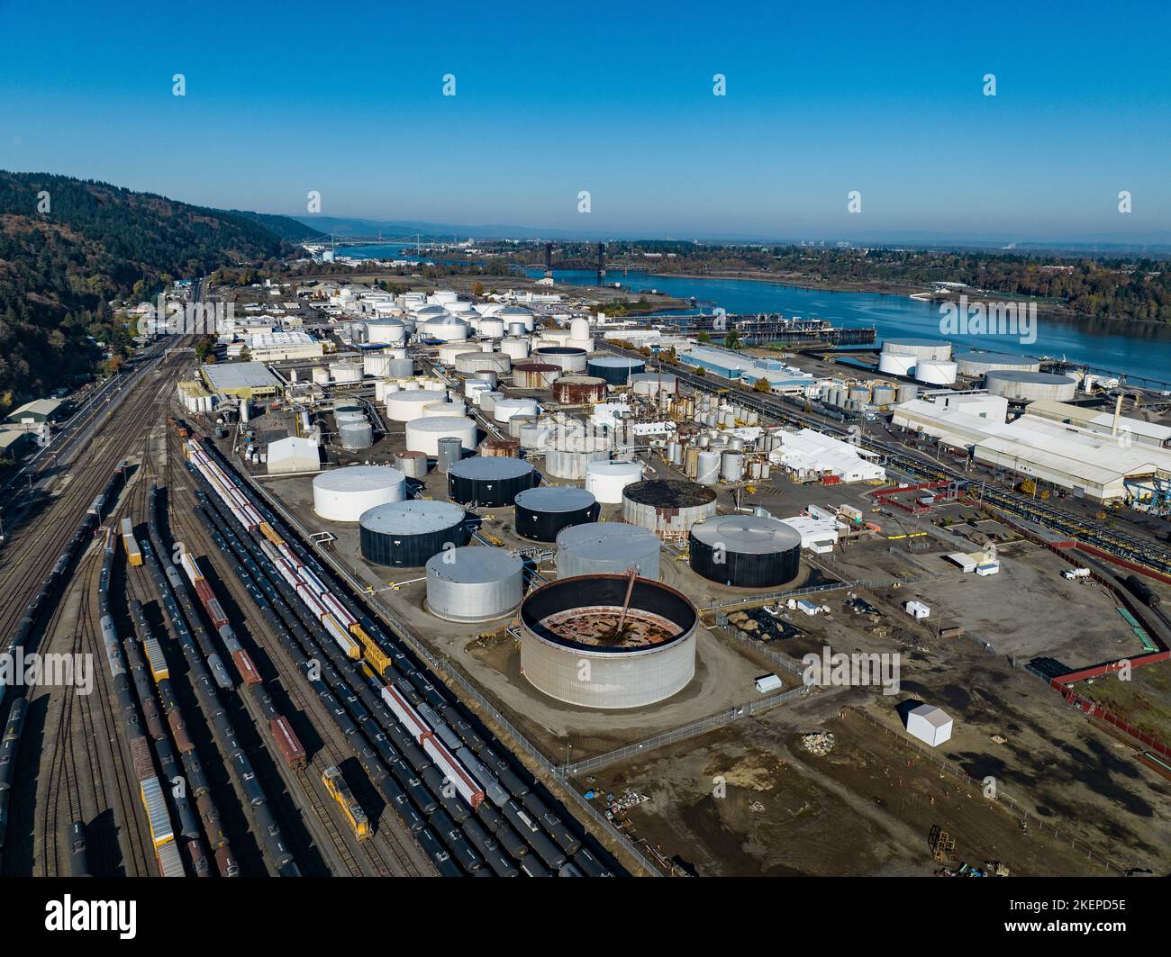 Erdöl- und Chemietankfarmen entlang eines belebten Bahnhofs am Willamette River im Critical Energy Infrastructure Hub in Portland, Oregon Stockfoto