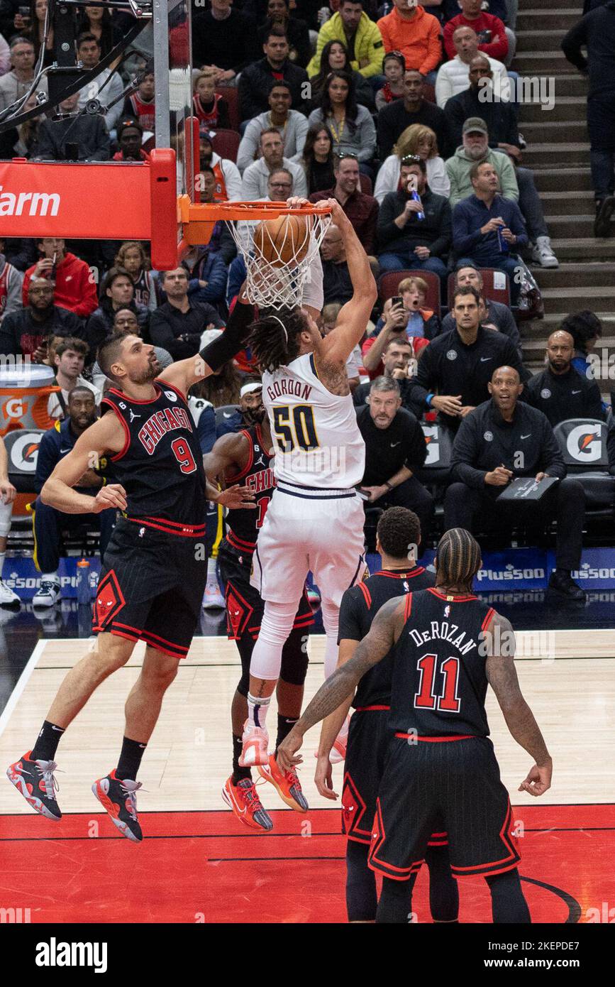 Chicago, USA. 13.. November 2022. Aaron Gordon (50 Denver Nuggets) legt den Ball während des Spiels zwischen den Chicago Bulls und Denver Nuggets am Sonntag, 13. November 2022 im United Center, Chicago, USA, ab. (KEINE KOMMERZIELLE NUTZUNG) (Foto: Shaina Benhiyoun/Sports Press Photo/C - EINE STUNDE DEADLINE - NUR FTP AKTIVIEREN, WENN BILDER WENIGER ALS EINE STUNDE ALT sind - Alamy) Credit: SPP Sport Press Photo. /Alamy Live News Stockfoto