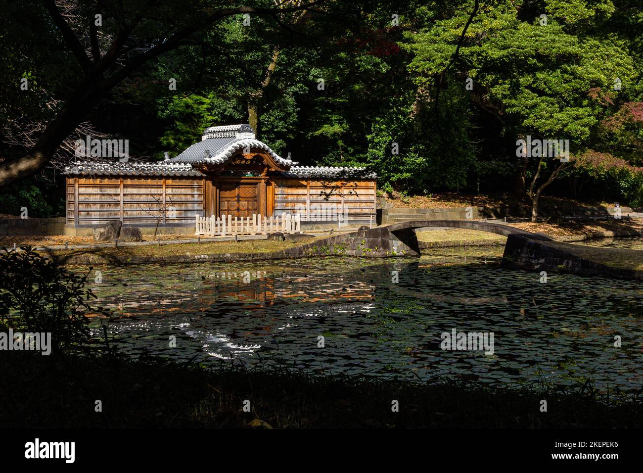 Das Karamon-Tor ist ein offizieller Eingang vom Arbeitszimmer des Hauses durch den Innenhof zu den Korakuen-Gärten. Es wird von beiden Seiten vom unterstützt Stockfoto Das Karamon-Tor ist ein offizieller Eingang vom Arbeitszimmer des Hauses durch den Innenhof zu den Korakuen-Gärten. Es wird von beiden Seiten vom unterstützt Stockfoto