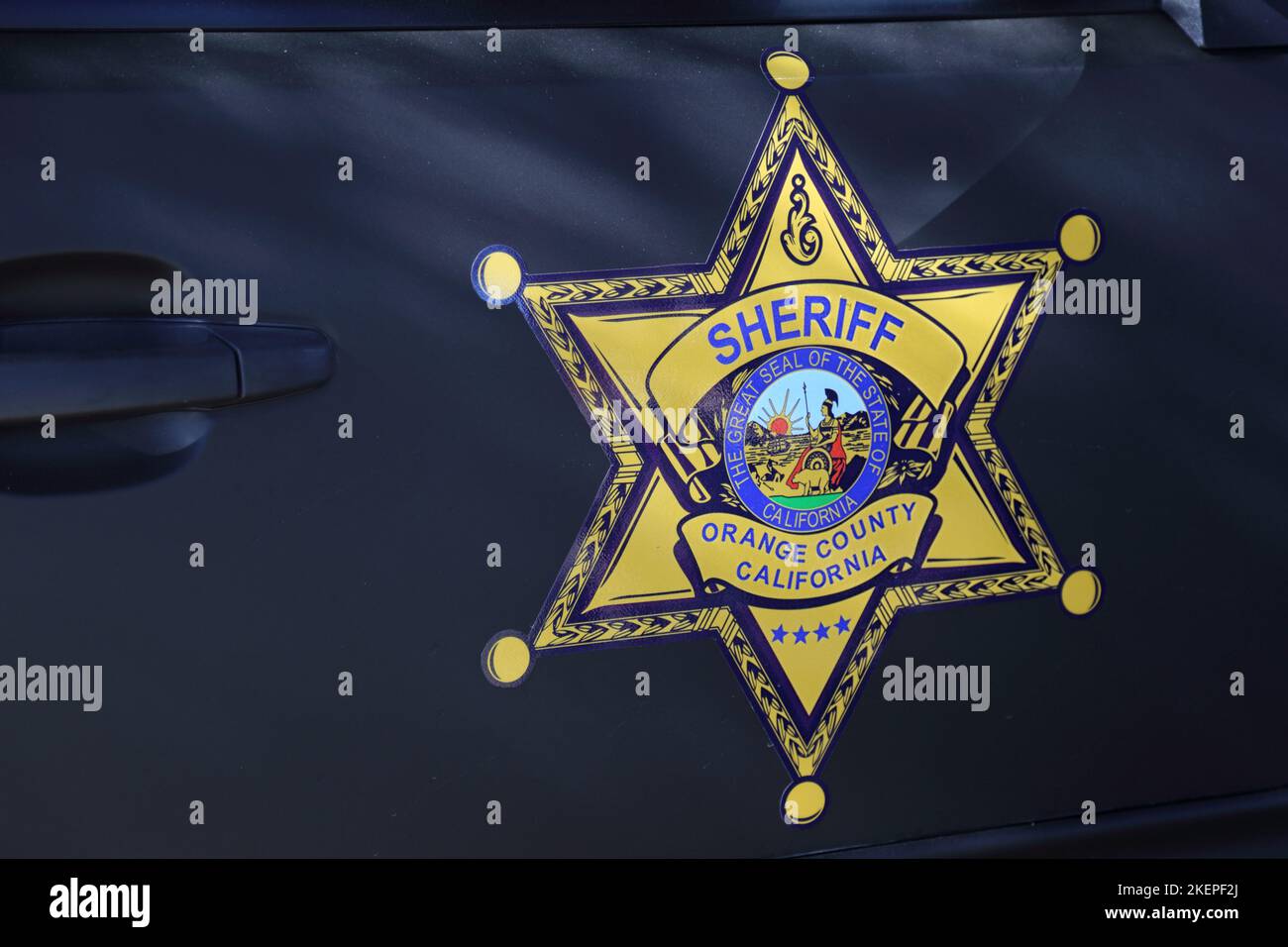 Los Angeles, CA / USA - 12. November 2022: Das Orange County, California Sheriff-Logo ist tagsüber auf der Seite eines Kaderwagens abgebildet. Stockfoto