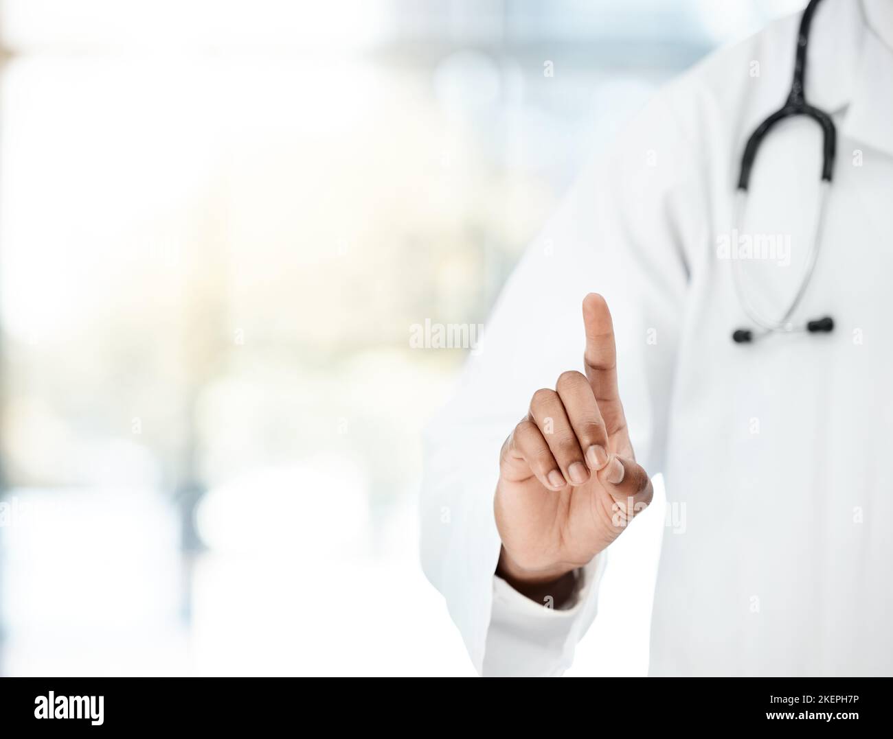 Schwarzer Mann, Arzt oder Finger zeigen Hand in Krankenhaus, Wellness-Klinik oder Gesundheitszentrum für Compliance, Stopp oder Protokoll auf Mockup. Zoomen Stockfoto