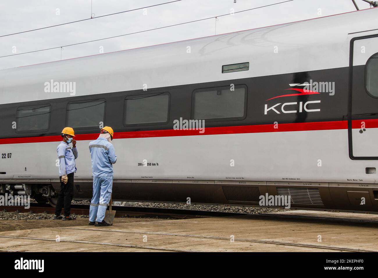 11. November 2022, Bandung, West-Java, Indonesien: Der Hochgeschwindigkeitszug (KCJB) Jakarta-Bandung oder die Elektrotriebzüge (EMU) werden nach dem Gipfel G20 am 16. November im Vorfeld einer Inspektion durch den indonesischen Präsidenten Joko Widodo und seinen chinesischen Amtskollegen Xi Jinping beim Schnellbahnhof Jakarta-Bandung, Tegalluar, Bandung, getestet. Quelle: Algi Febri Sugita/AFLO/Alamy Live News Stockfoto