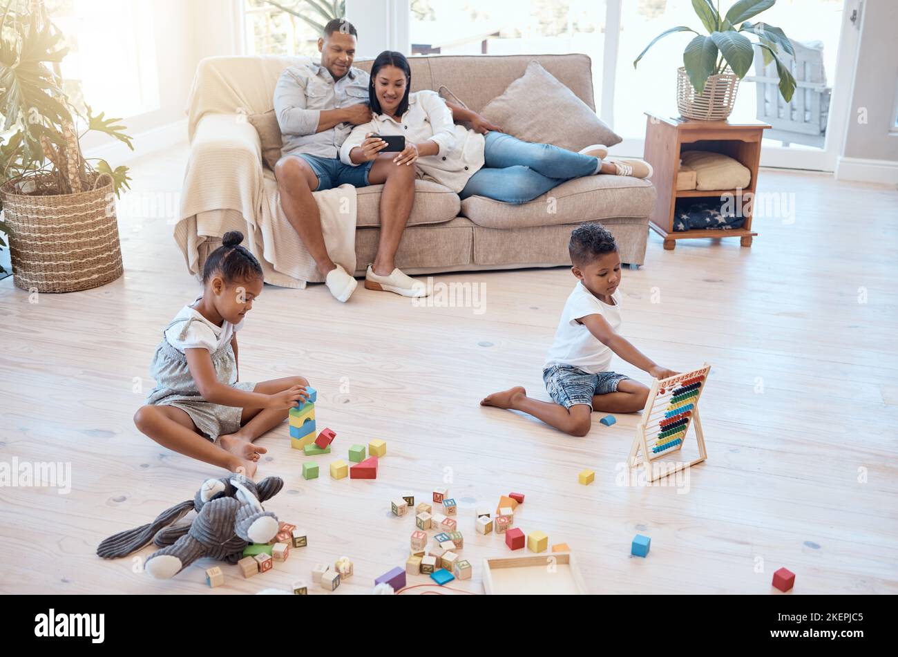 Mutter, Vater oder Kinder im Wohnzimmer oder in einem brasilianischen Familienhaus mit Videostreaming, Spielzeugbausteinen und Abacus-Mathe-Set. Mann Stockfoto