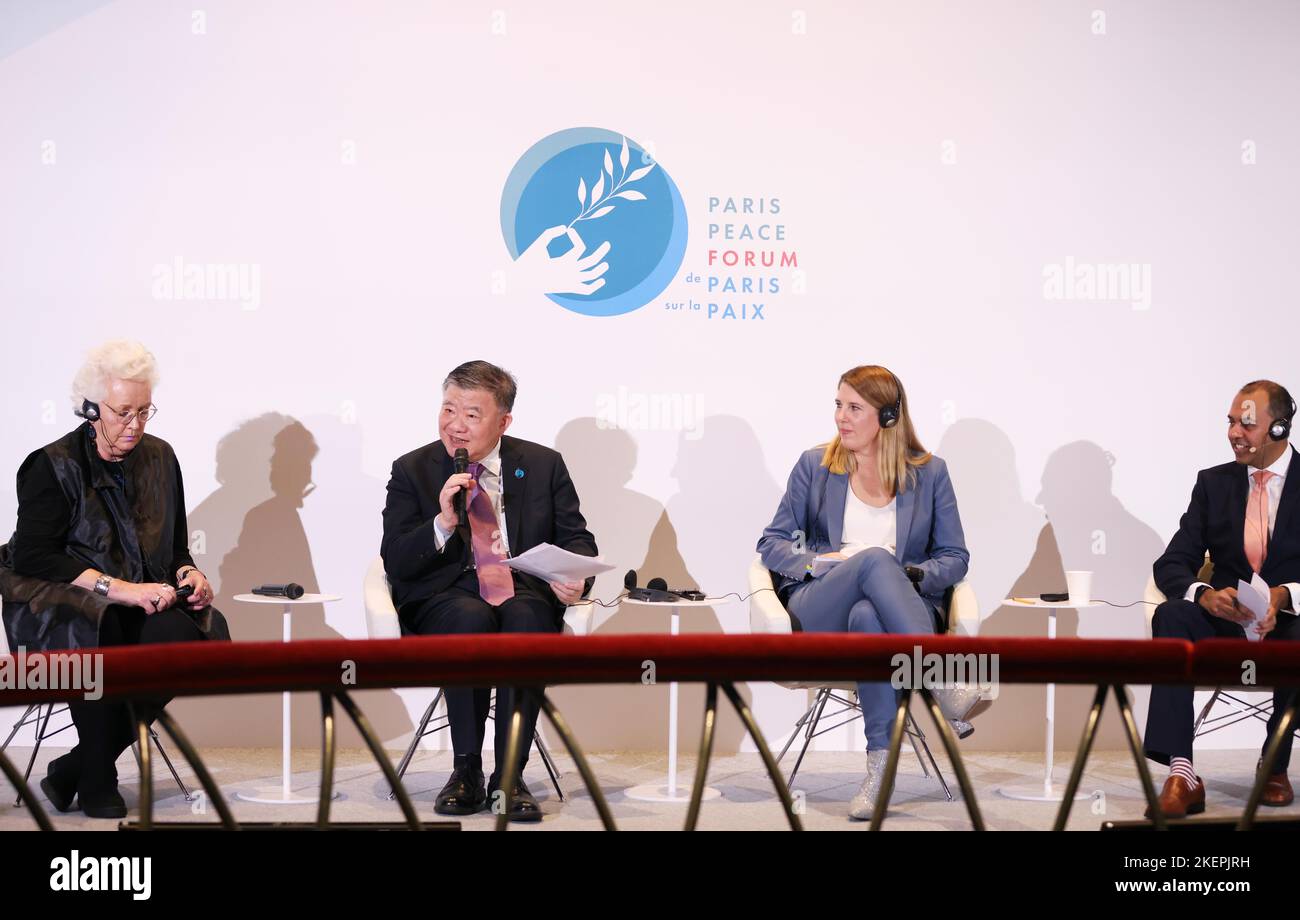 Paris, Frankreich. 11.. November 2022. Chen Zhu (2., L), stellvertretender Vorsitzender des Ständigen Ausschusses des Nationalen Volkskongresses, hält eine Grundsatzrede während eines hochrangigen Dialogs des Pariser Friedensforums am 11. November 2022 in Paris, Frankreich. Auf Einladung Frankreichs nahm Chen am Freitag an der Eröffnungszeremonie der fünften Auflage des Forums Teil. Kredit: Gao Jing/Xinhua/Alamy Live Nachrichten Stockfoto