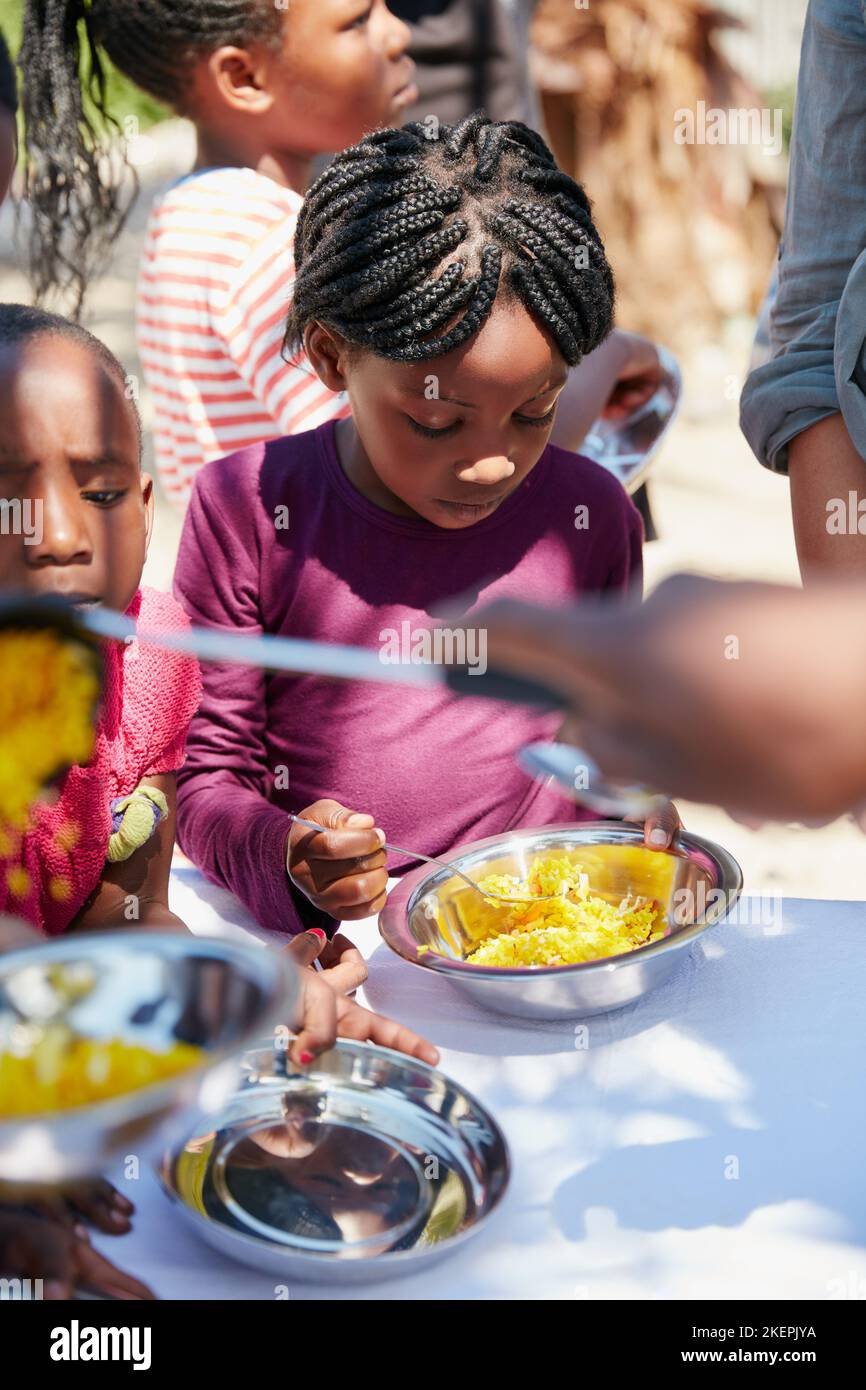 Sie füllte ihren Bauch. Kinder wurden bei einer Nahrungsaufnahme gefüttert. Stockfoto