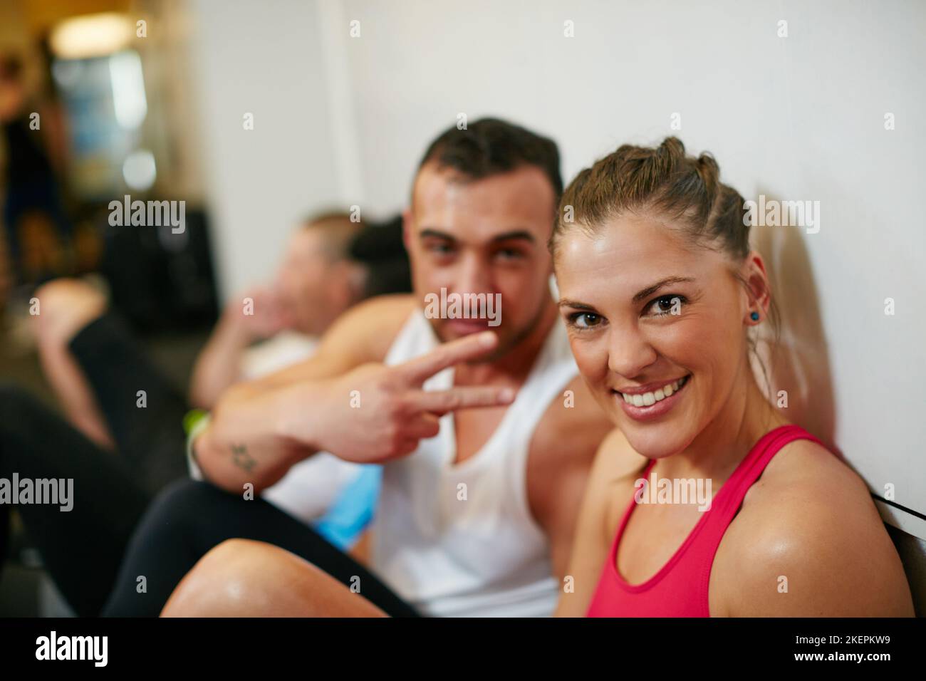 Ruhe. Eine Gruppe von Leuten chillt nach einem Training im Fitnessstudio. Stockfoto