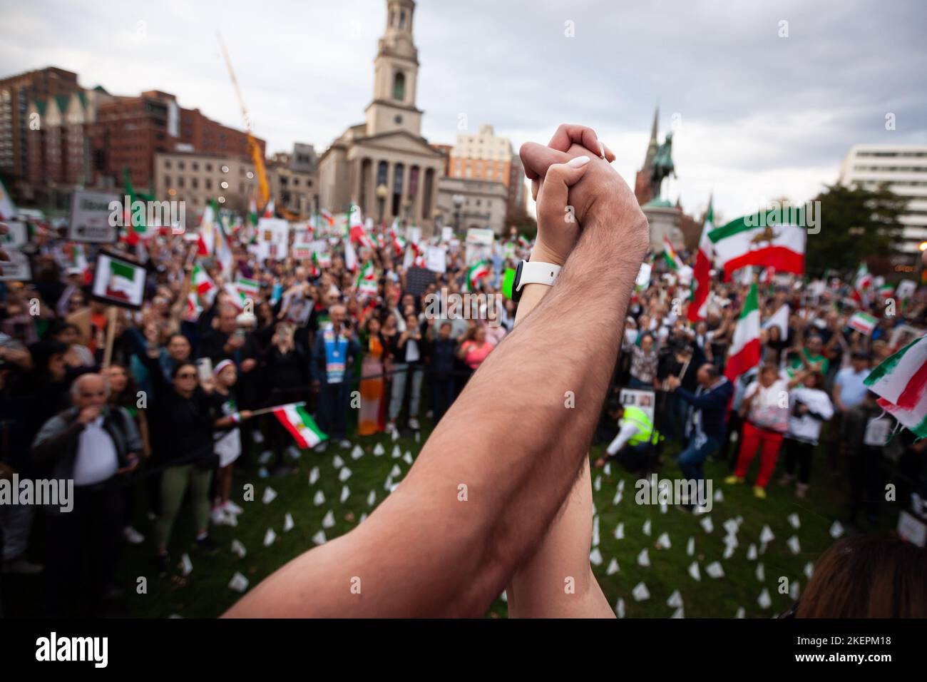 Washington, Usa. 12.. November 2022. Demonstranten treffen sich zu Händen, während sie die Menge anführen, bei einer Kundgebung „Baraye“ zu singen und für Mahsa (Zhina) Amini und Menschen, die gegen ihren Tod im Iran protestieren, zu marschieren. Nach der Really marschierten die Menschen an bestimmten Botschaften vorbei und posteten große Schilder, die ihre Solidarität und Unterstützung forderten. Amini starb am 16. September 2022 in Gewahrsam der iranischen Moralpolizei, nachdem sie verhaftet wurde, weil sie „unrechtmäßig“ einen Hijab trug, was zu Protesten im Iran und in der ganzen Welt führte. (Foto von Allison Bailey/SOPA Images/Sipa USA) Quelle: SIPA USA/Alamy Live News Stockfoto