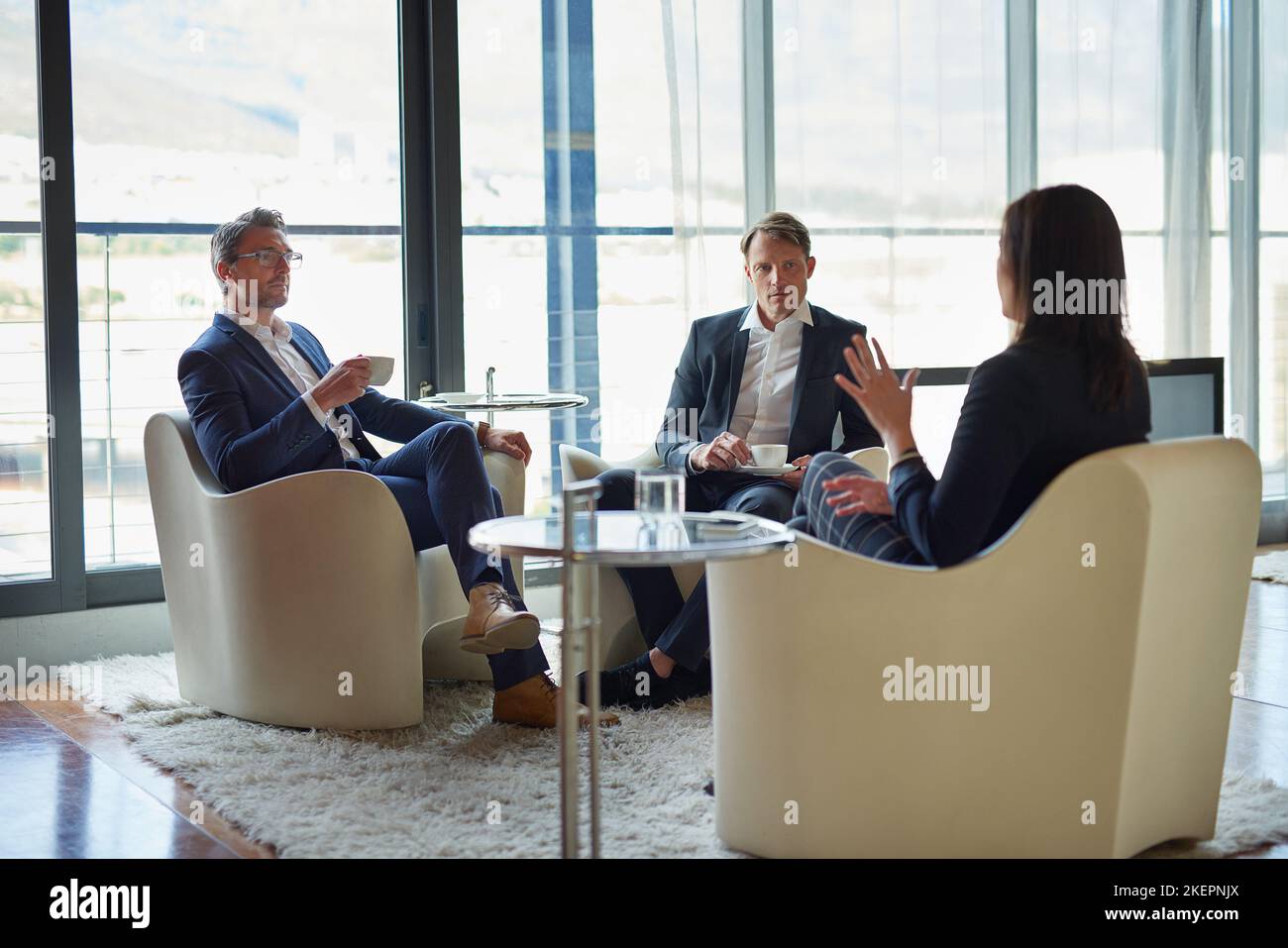 Die Unternehmenswelt. Geschäftsleute treffen sich im Sitzungssaal. Stockfoto