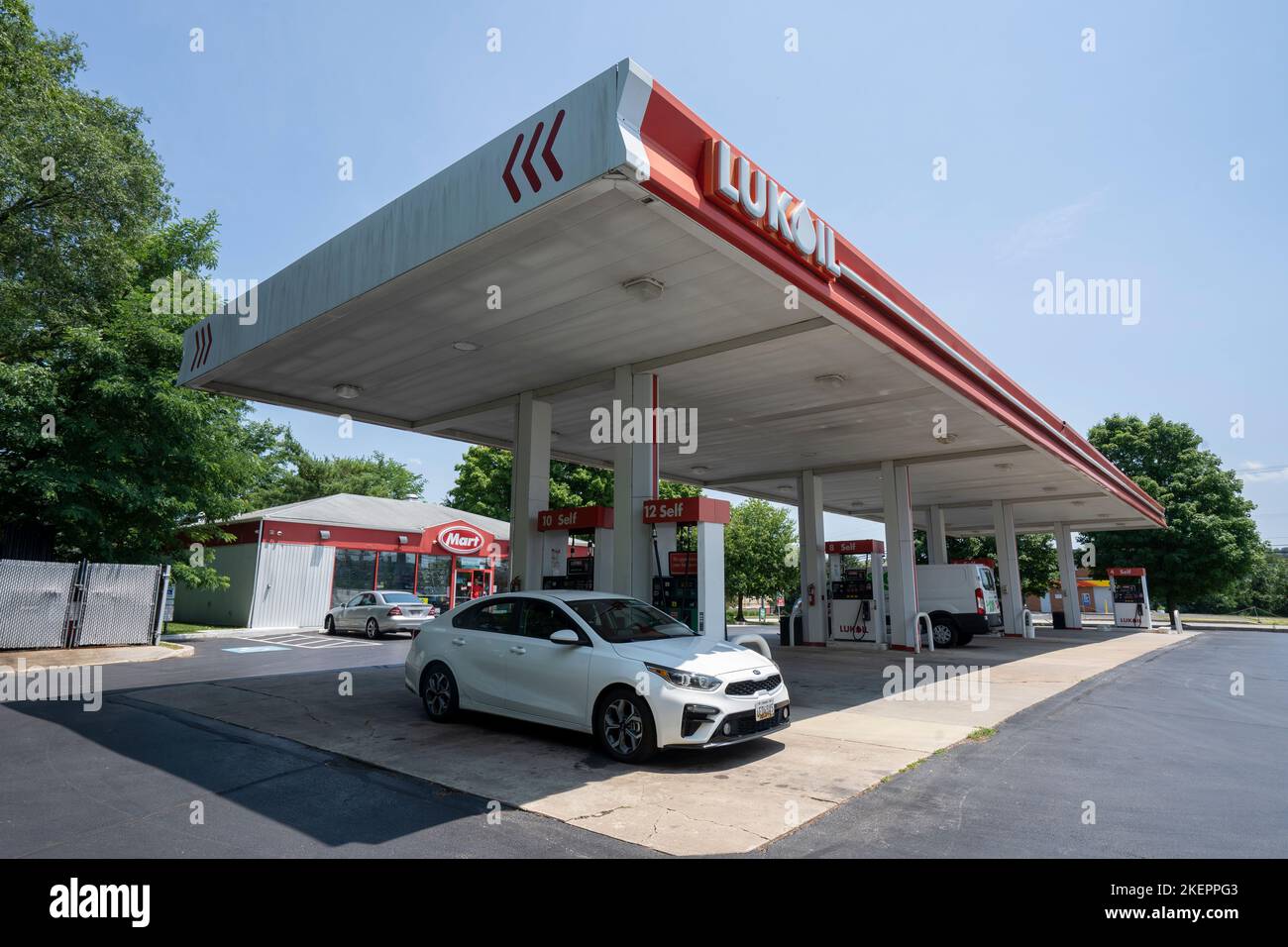 Eine LUKOIL-Tankstelle in Malvern, Pennsylvania, gesehen am Mittwoch, den 22. Juni 2022. Stockfoto