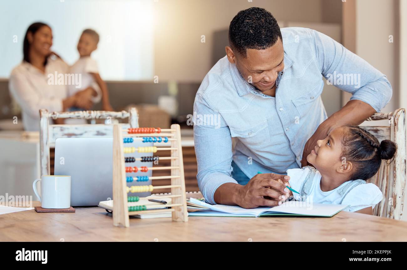 Papa, Mädchen und Hausaufgaben auf dem Tisch im Wohnzimmer des Familienhauses für den Mathematikunterricht mit einem Abakus, Schulbuch und Bleistift. Vater liebt es, Kind zu helfen Stockfoto