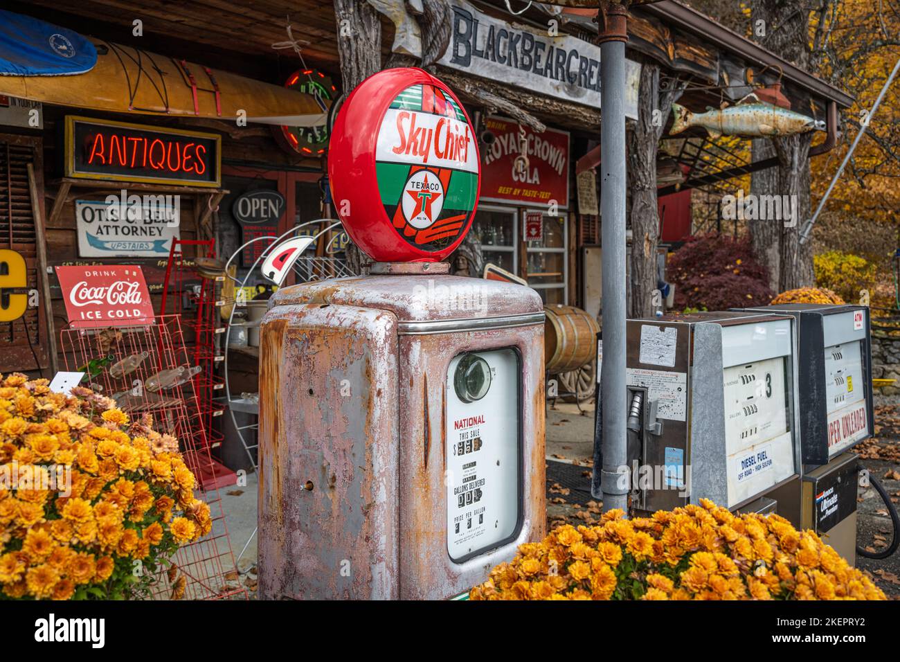 Vintage Texaco Sky Chief-Gaspumpe bei Black Bear Creek Antiques in der Nähe von Lake Burton in den Northeast Georgia Mountains in der Nähe von Clayton, Georgia. (USA) Stockfoto