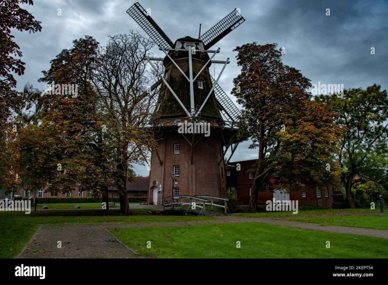 Dreistöckige Galerie Holländer, in einer gepflegten, romantischen Atmosphäre. Vor der Windmühle befindet sich ein kleiner parkähnlicher Bereich mit einem kleinen weiß lackierten Holz Stockfoto