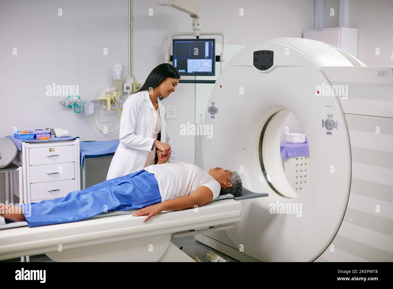 Es wird vorbei sein, bevor Sie es wissen. Eine ältere Frau, die von einem Arzt vor und MRI-Scan getröstet werden. Stockfoto