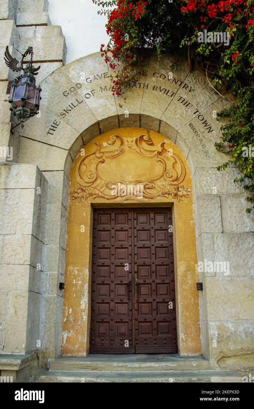 Eingang im stil der spanischen Kolonialzeit im gerichtsgebäude von santa barbara Stockfoto