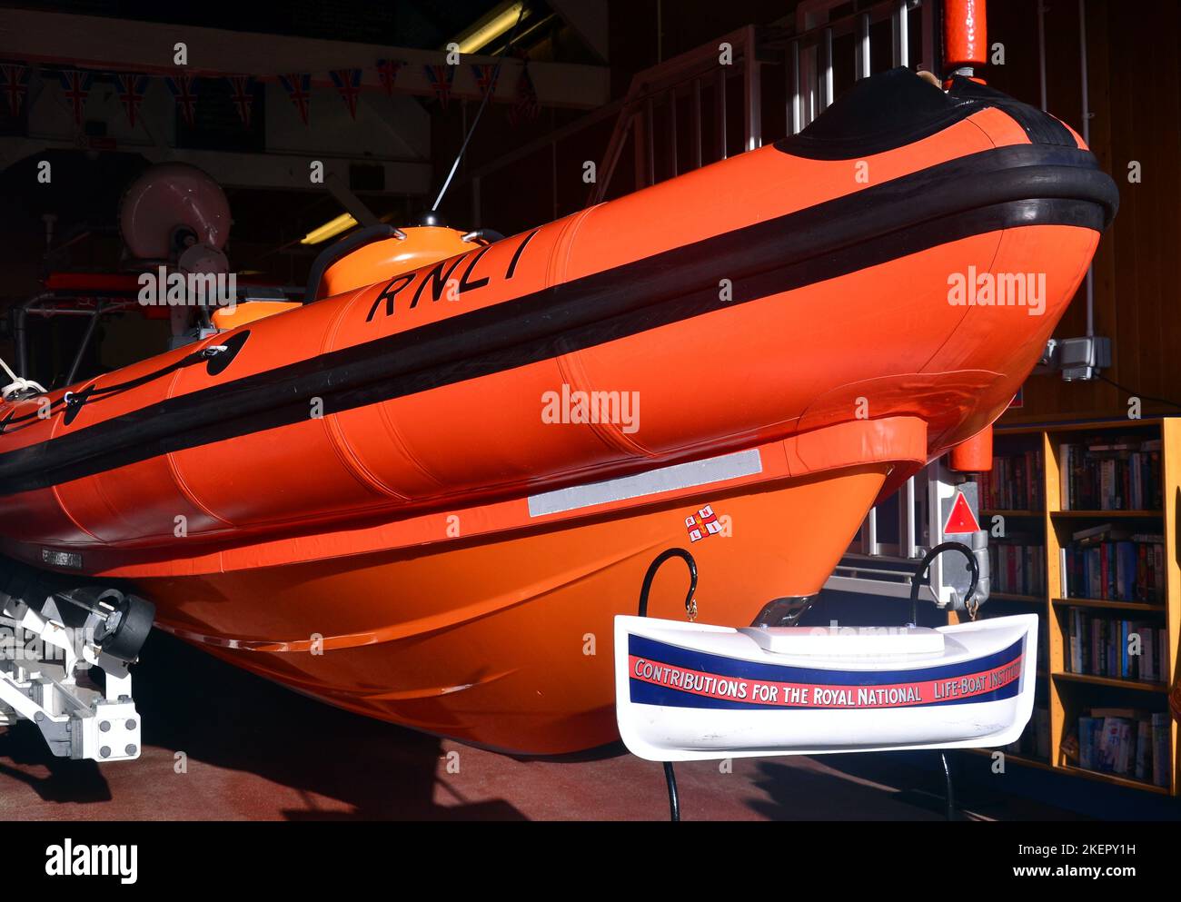 RNLI aufblasbares Rettungsboot oder Küstenrettungsboot oder IRB in der Rettungsbootstation in Staithes, Yorkshire, Großbritannien. Stockfoto