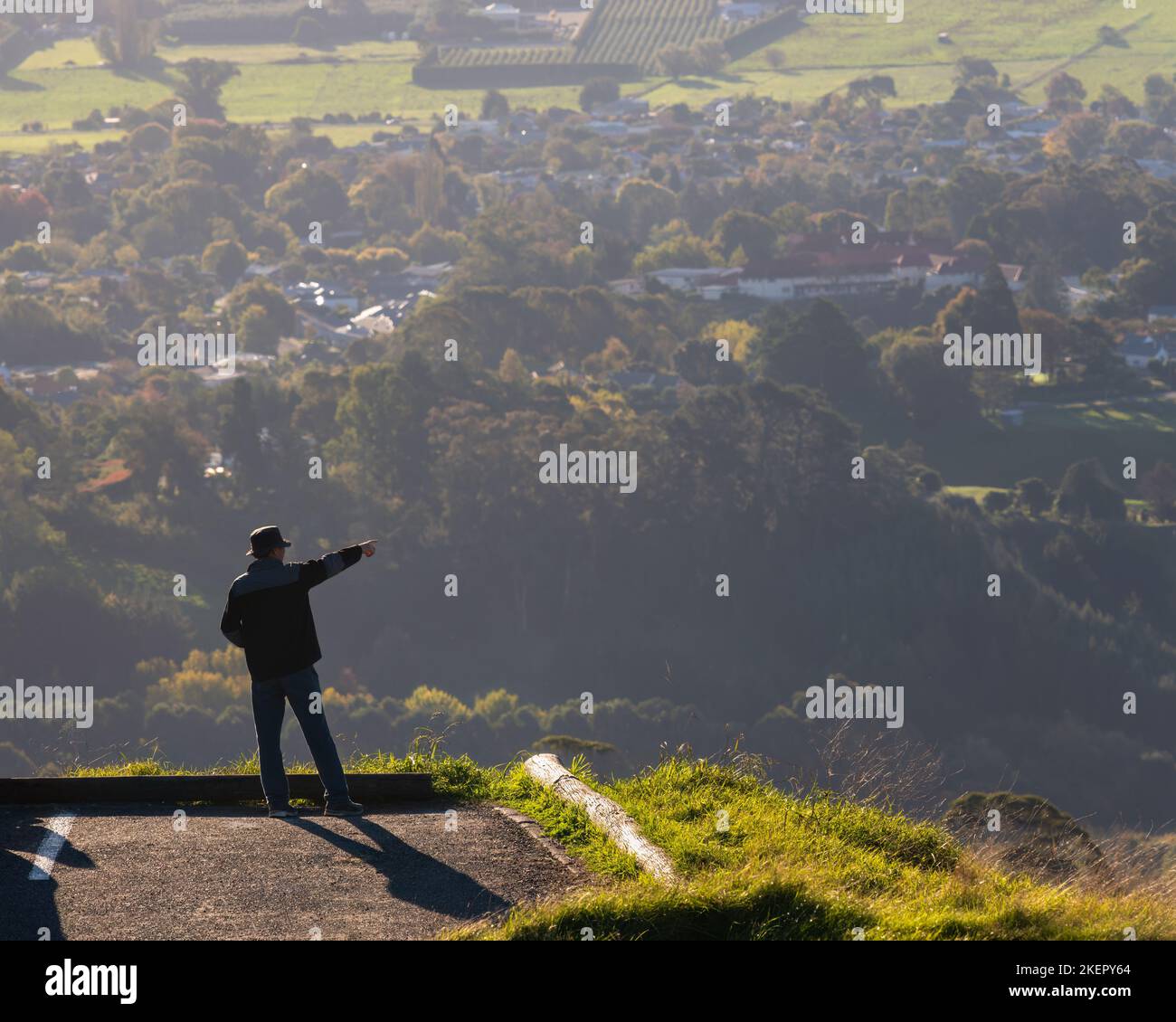 Mann, der auf dem Parkplatz des Te Mata Peak steht und den Blick auf die umliegende Hawke’s Bay-Region blickt. Stockfoto