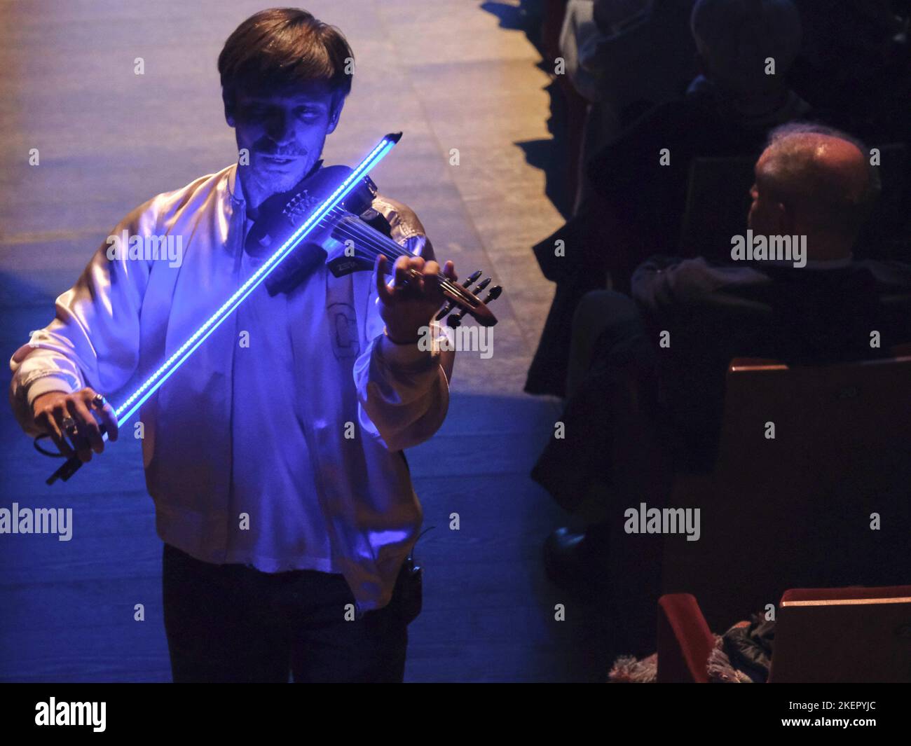Verona, Italien. 12.. November 2022. Andrea Casta während ANDREA CASTA - THE SPACE VIOLIN - VISUAL CONCERT, Ital artist Theather show in Verona, Italy, November 12 2022 Credit: Independent Photo Agency/Alamy Live News Stockfoto