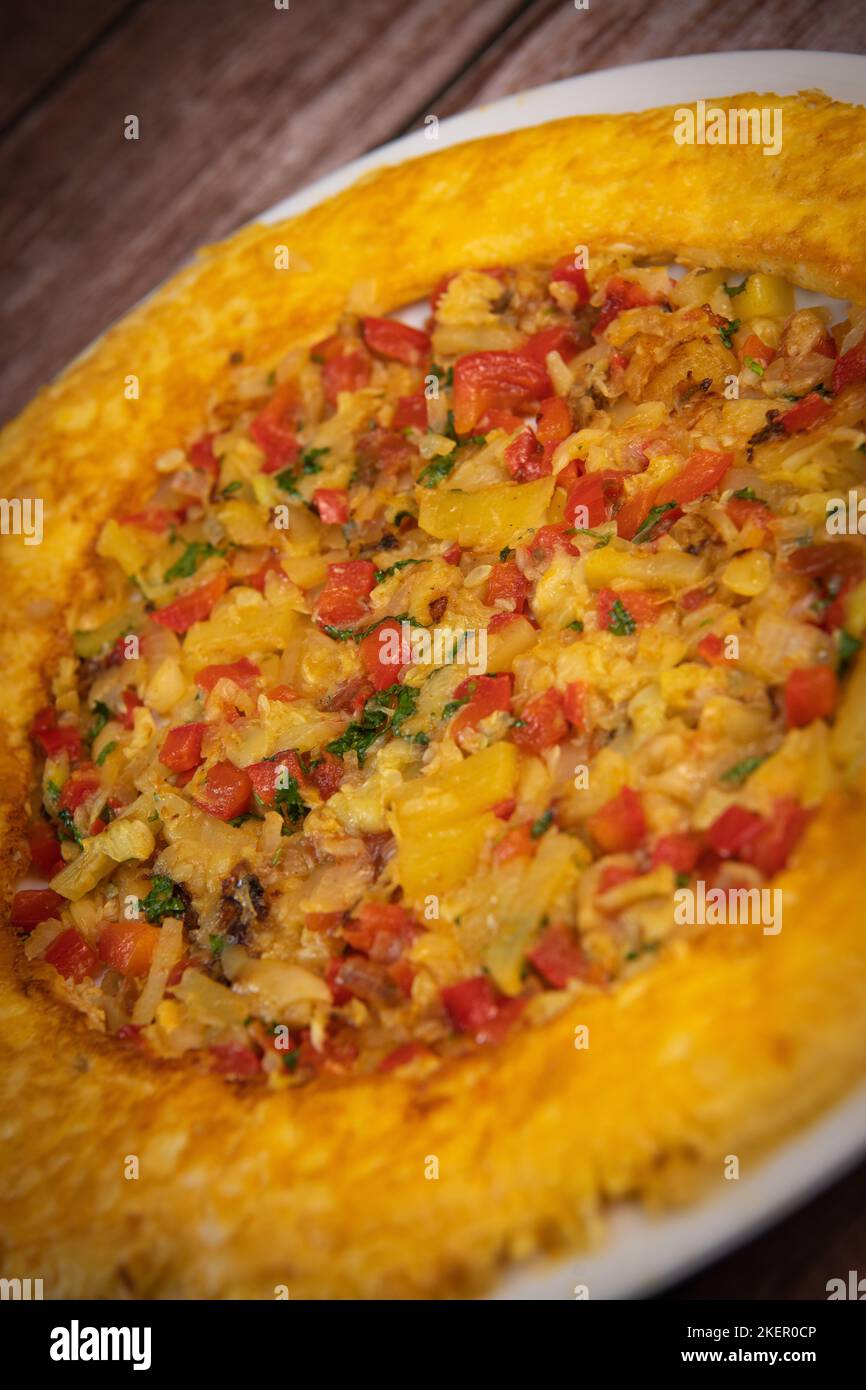 Rezept Omelett mit Paprika, Zwiebeln, Tomaten, Zucchini und Koriander Stockfoto