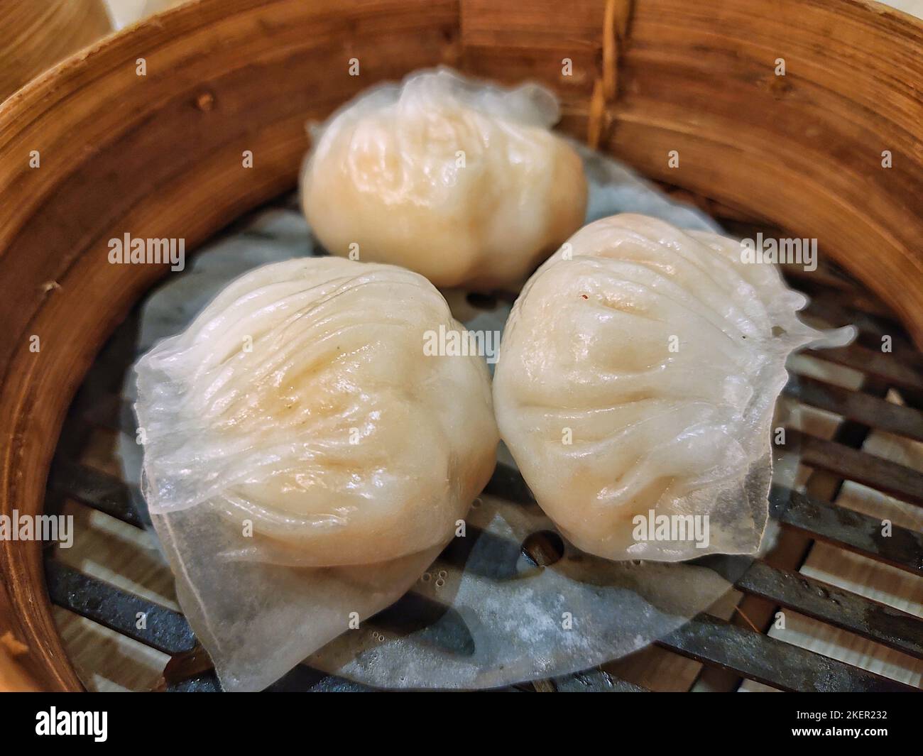 Chinesische Garnelenknödel im Bambuskorb Stockfoto