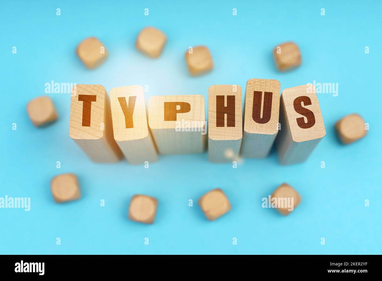 Medizinkonzept. Auf blauem Hintergrund Holzwürfel und Jenga mit der Inschrift - TYPHUS Stockfoto