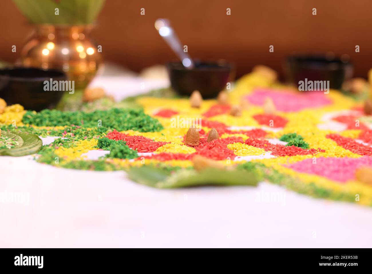 Navgrah Pooja, traditionelle indische Hochzeitszeremonie. Gegenstände für Pooja kalash Stockfoto