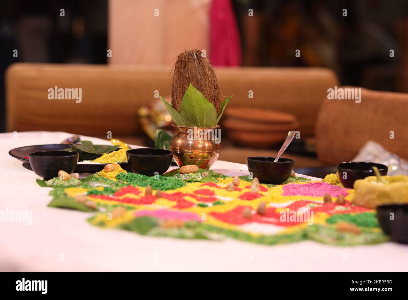 Navgrah Pooja, traditionelle indische Hochzeitszeremonie. Gegenstände für Pooja kalash Stockfoto