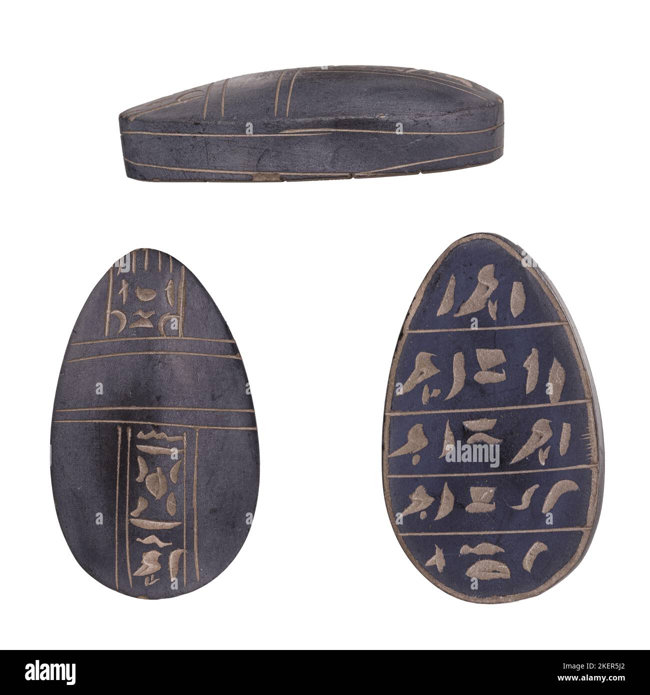 ägyptischer Steinskarabäus mit Hieroglyphen auf Weiß isoliert Stockfoto