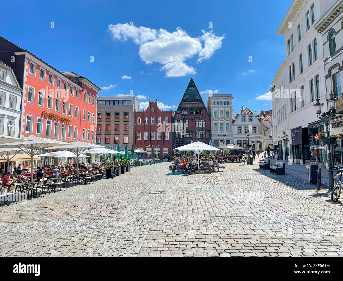 Historischer Marktplatz mit Straßencafés und Restaurants im Freien in Minden, Westfalia, Deutschland Stockfoto