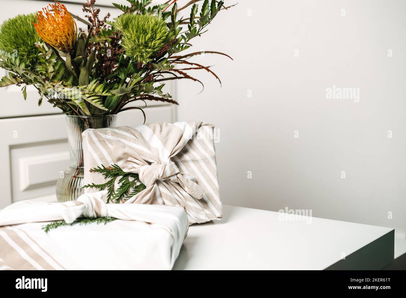 Umweltfreundliche furoshiki Geschenkschachteln mit Wickeltuch. Weihnachtsgeschenke weihnachten Hintergrund mit Furoshiki Geschenkboxen Verpackung in Null Abfall Stil und grün Stockfoto