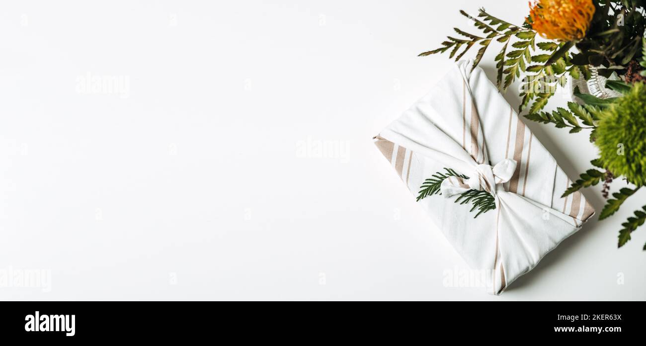 Umweltfreundliche furoshiki Geschenkschachteln mit Wickeltuch. Weihnachtsgeschenke weihnachten Hintergrund mit Furoshiki Geschenkboxen Verpackung in Null Abfall Stil und grün Stockfoto