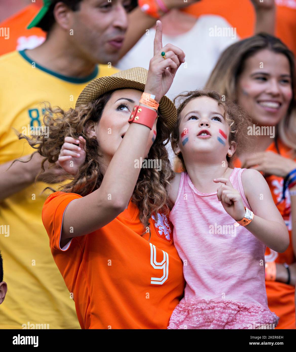 Salvador, 13.06.2014, Arena Fonte Nova Bouchra van Persie und Tochter Dina Layla - Frau und Tochter von Robin van Persie (Niederlande) Spanien - Nied Stockfoto