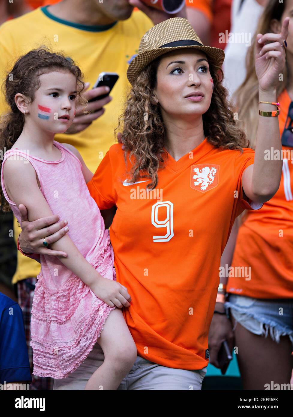 Salvador, 13.06.2014, Arena Fonte Nova Bouchra van Persie und Tochter Dina Layla - Frau und Tochter von Robin van Persie (Niederlande) Spanien - Nied Stockfoto