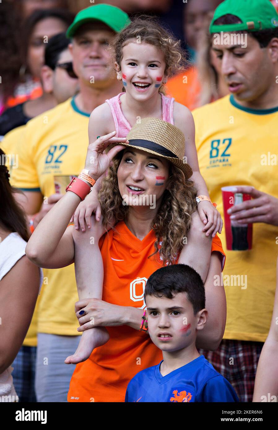 Salvador, 13.06.2014, Arena Fonte Nova Bouchra van Persie und Tochter Dina Layla und Sohn Shaqueel - Frau und Tochter von Robin van Persie (Niederla Stockfoto
