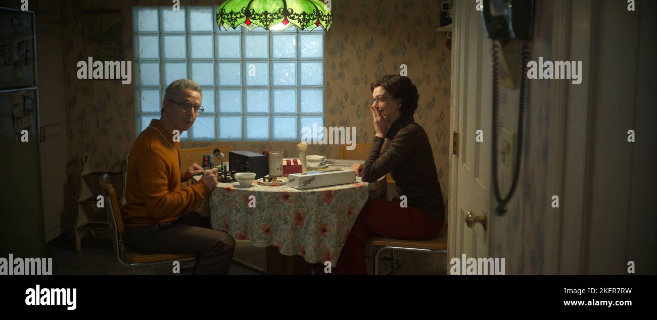 ANNE HATHAWAY und JEREMY STRONG in ARMAGEDDON TIME (2022), Regie: JAMES GRAY. Kredit: FOKUS-EIGENSCHAFTEN / Album Stockfoto