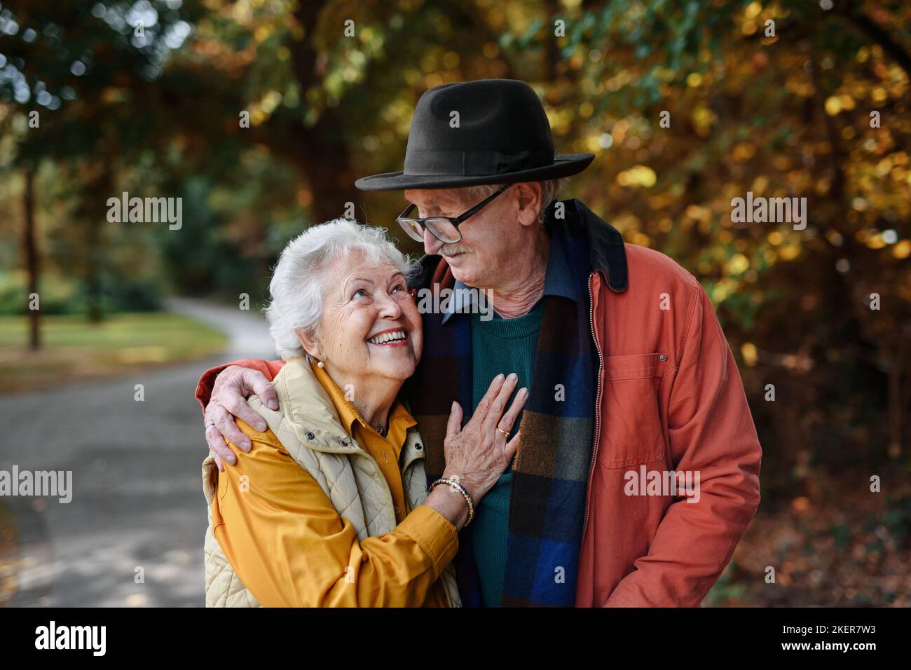 Porträt eines verliebten älteren Ehepaares beim Spaziergang im Stadtpark. Stockfoto