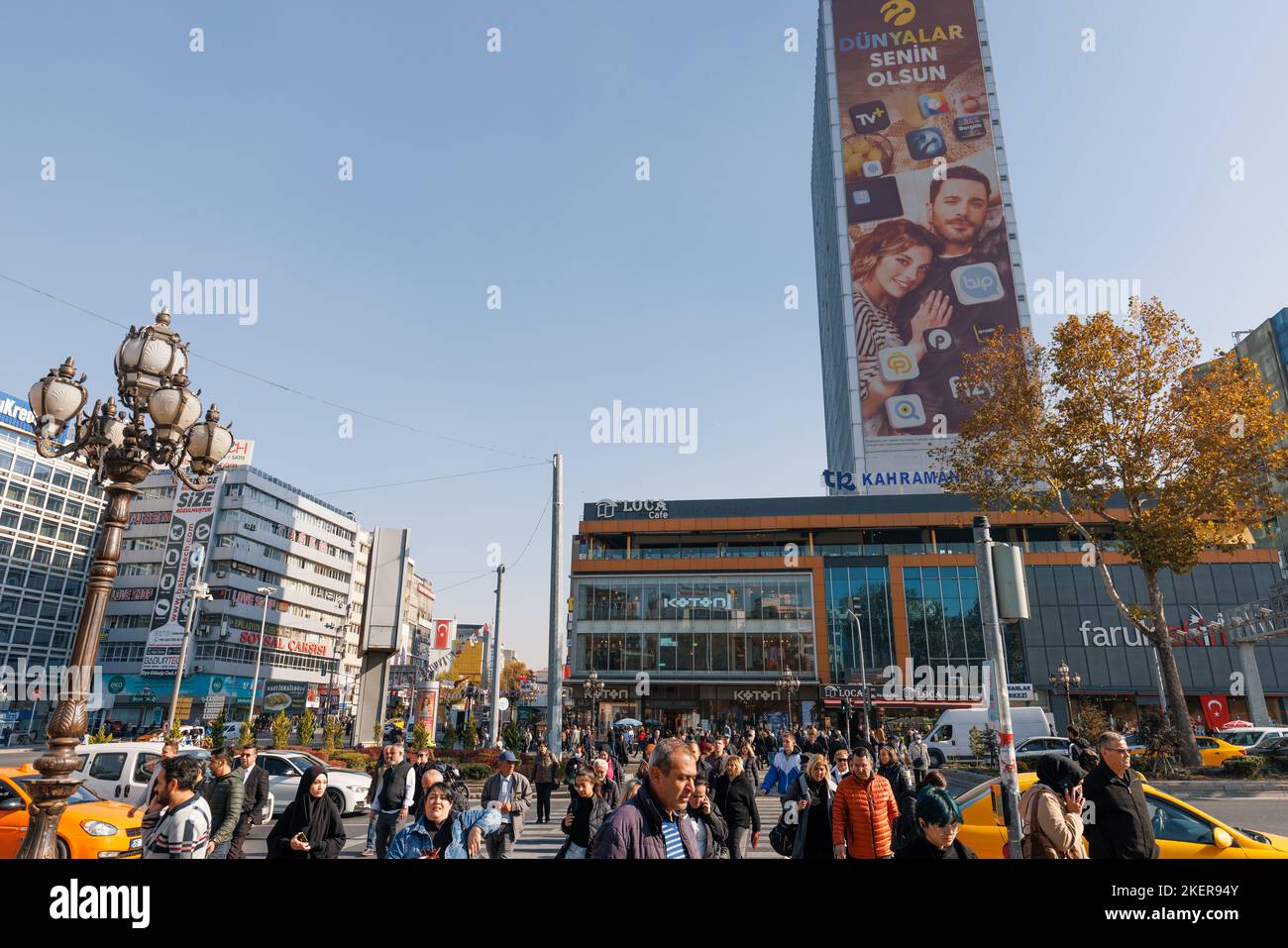 Ankara-Türkei, 10. November 2022: Weitwinkelaufnahme des Kizilay-Platzes | Kizilay Meydani, eines der wichtigsten Zentren und Knotenpunkte von Ankar Stockfoto