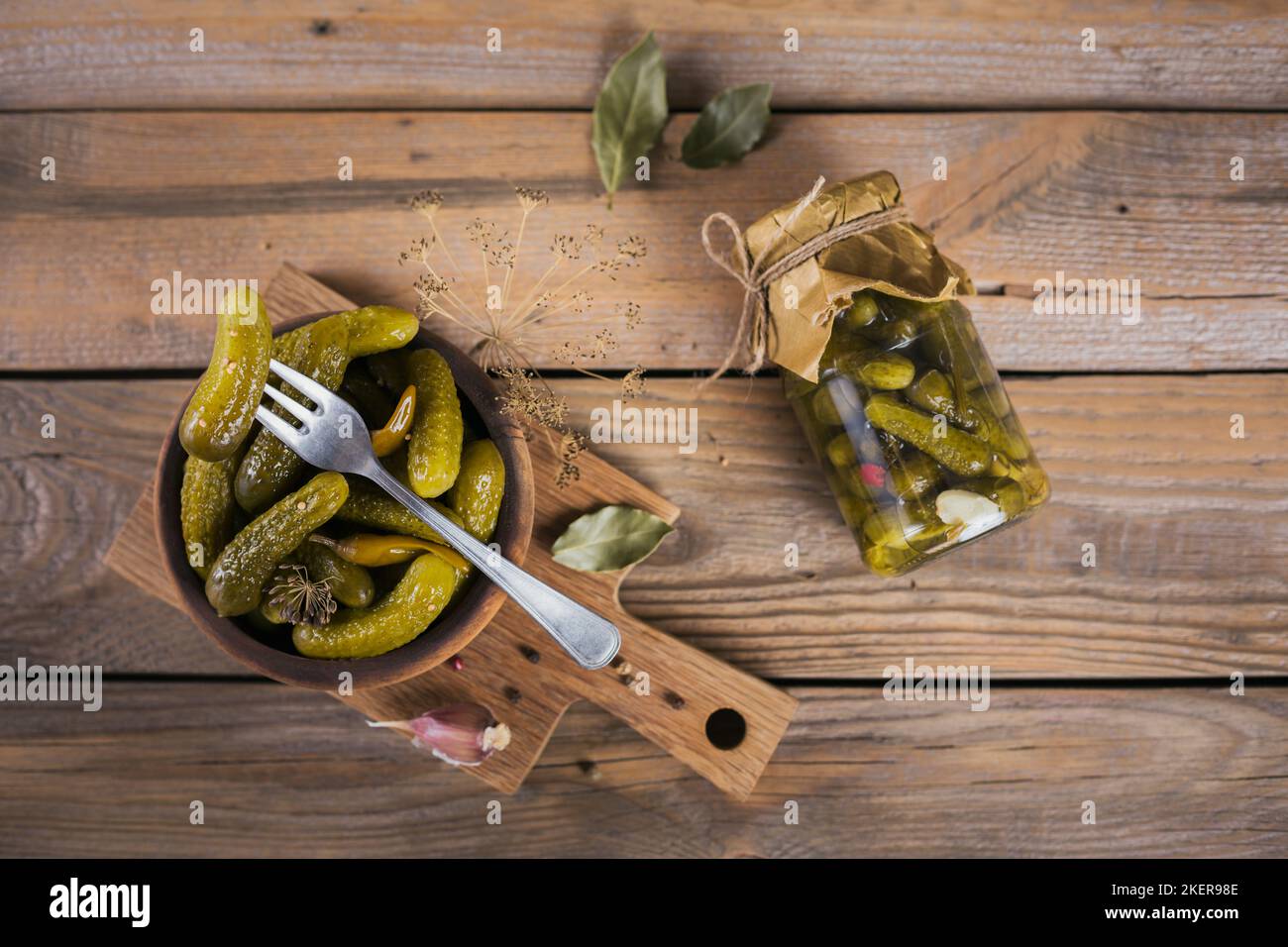 Hausgemachtes Einmachtes. Marinierte Gurken-Gurken mit Dill und ...