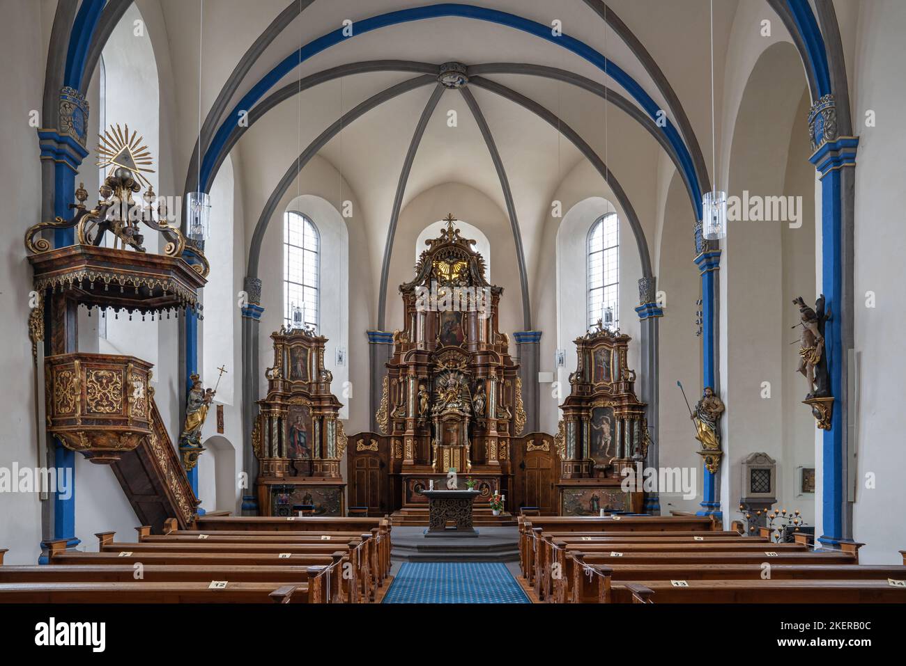 BAD BREISIG, DEUTSCHLAND - 26. SEPTEMBER 2021: Blick durch den Hauptgang der Pfarrkirche St. Marien am 26. September 2021 in Bad Breisig, deutsch Stockfoto