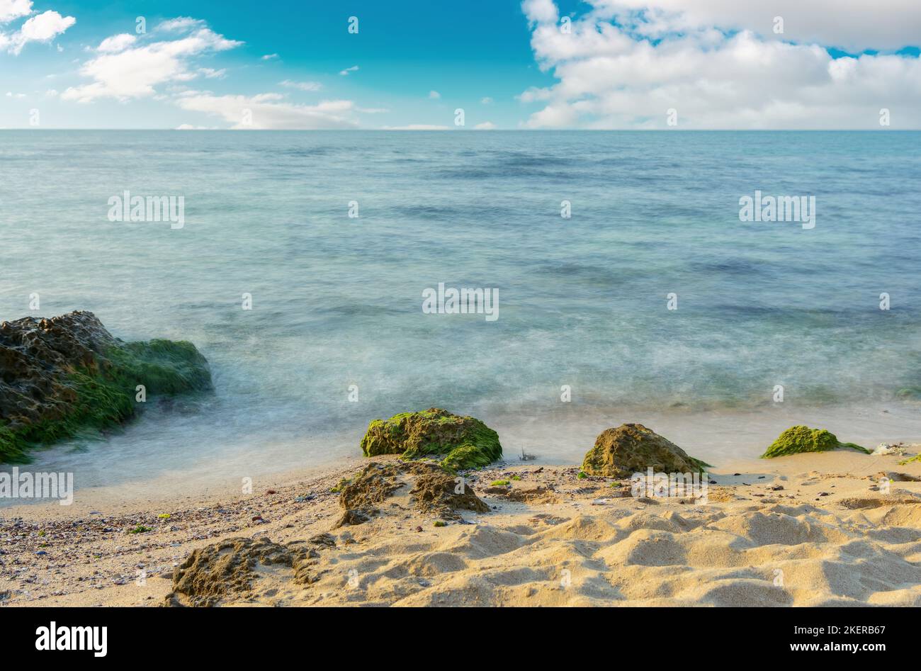 Minimalistische Seeseite im Sommer. Meer und Horizont am Strand. Reinheit in der Natur Stockfoto