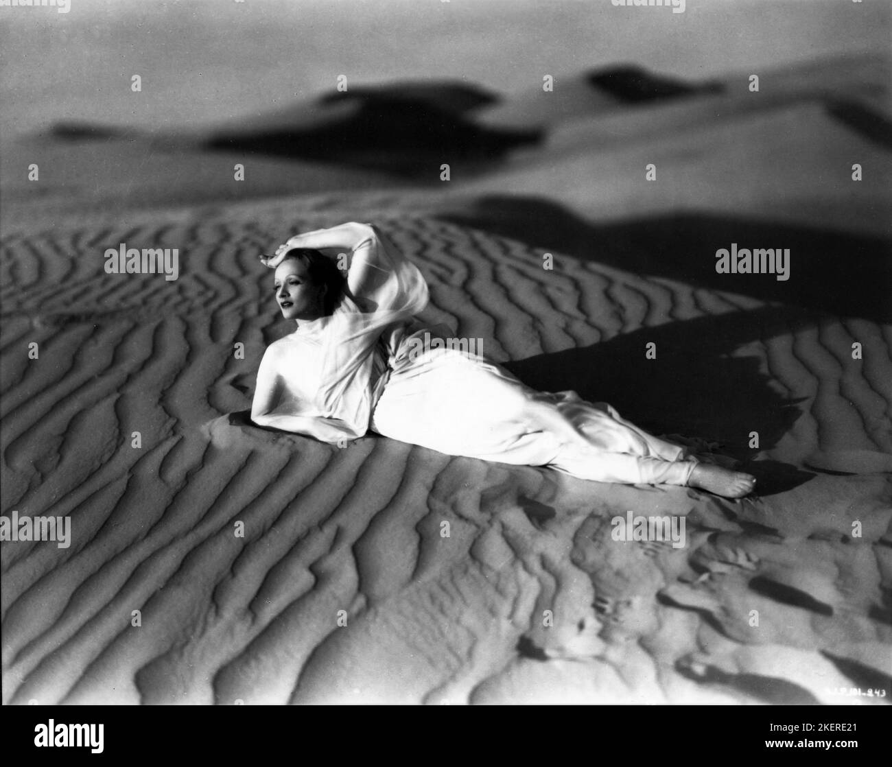 MARLENE DIETRICH in voller Länge offen Porträt in der Wüste für DEN
