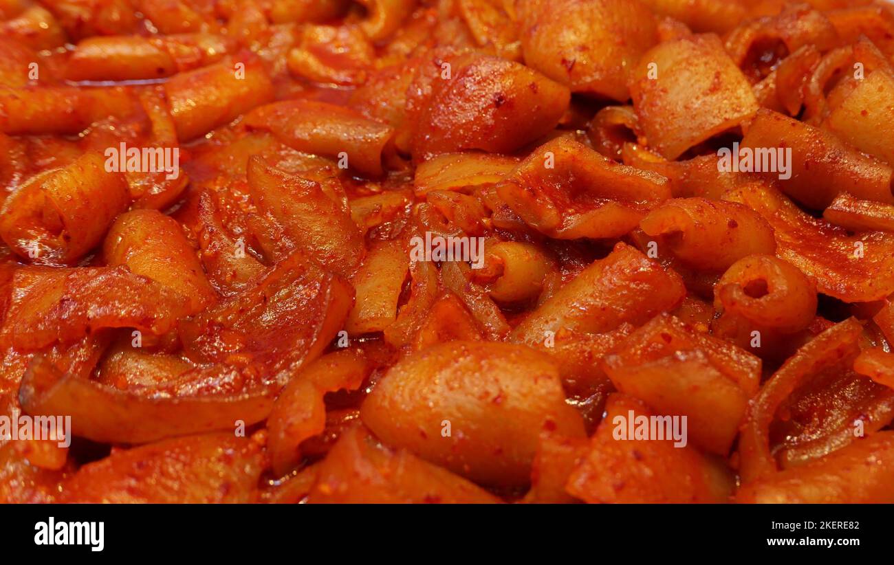 Tteokbokki oder würzige Reiskuchen - südkoreanische Gerichte in Chili ...