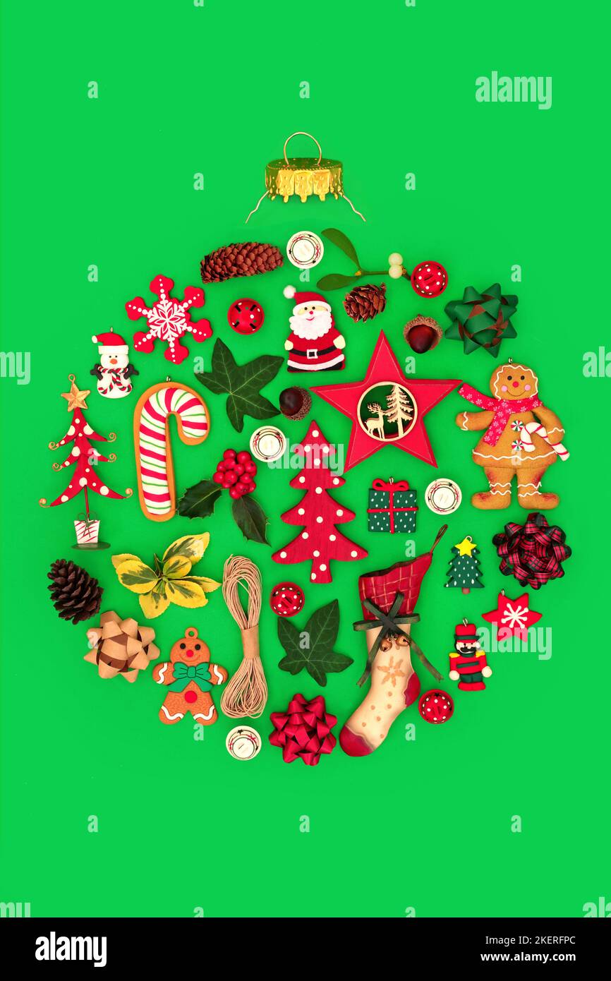 Altmodisches Retro Weihnachtsbaum runde Form Kugel Dekoration Konzept mit natürlichen Dekorationen, Fauna und Symbole. Umweltfreundliches abstraktes Design Stockfoto